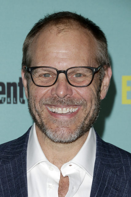 How tall is Alton Brown