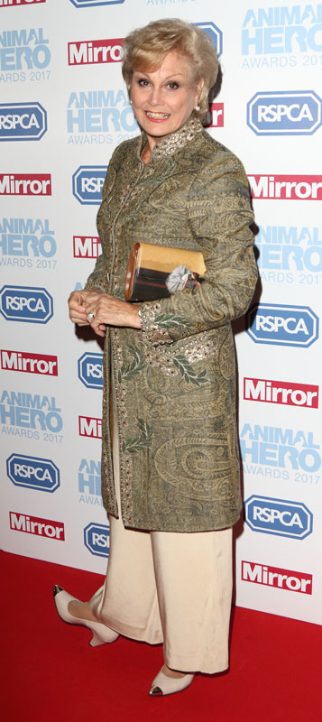How tall is Angela Rippon