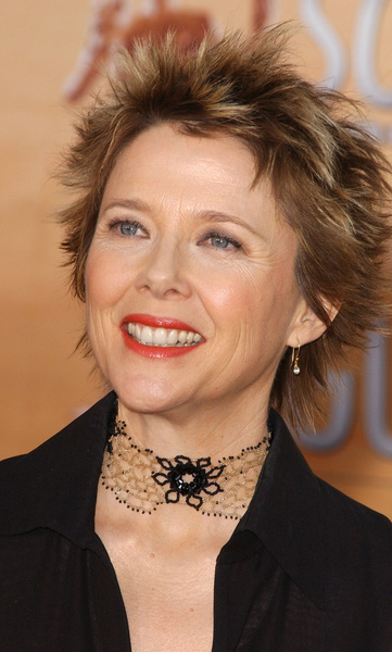 How tall is Annette Bening