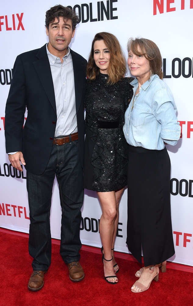 How tall is Linda Cardellini