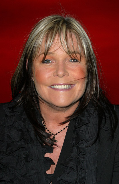 How tall is Linda Robson