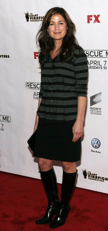 How tall is Maura Tierney