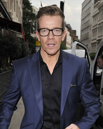 How tall is Max Beesley