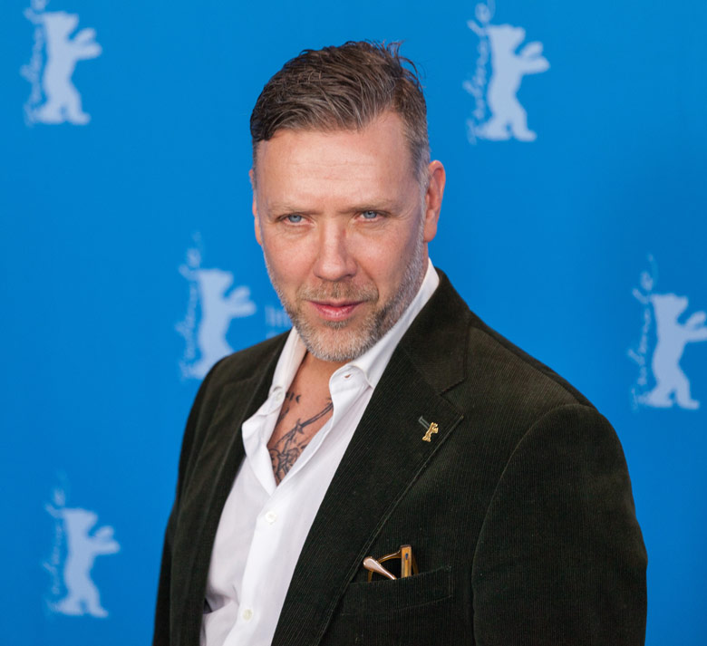 How tall is Mikael Persbrandt