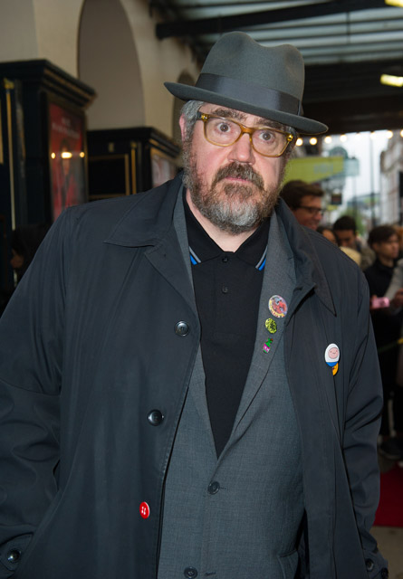How tall is Phill Jupitus