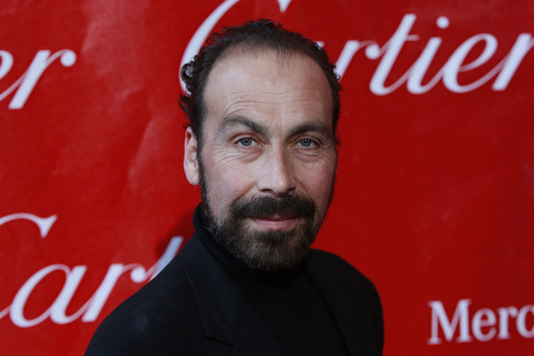 How tall is Taylor Negron