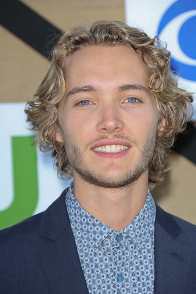 How tall is Toby Regbo