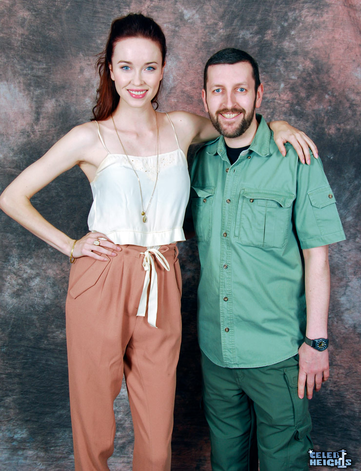 How tall is Elyse Levesque