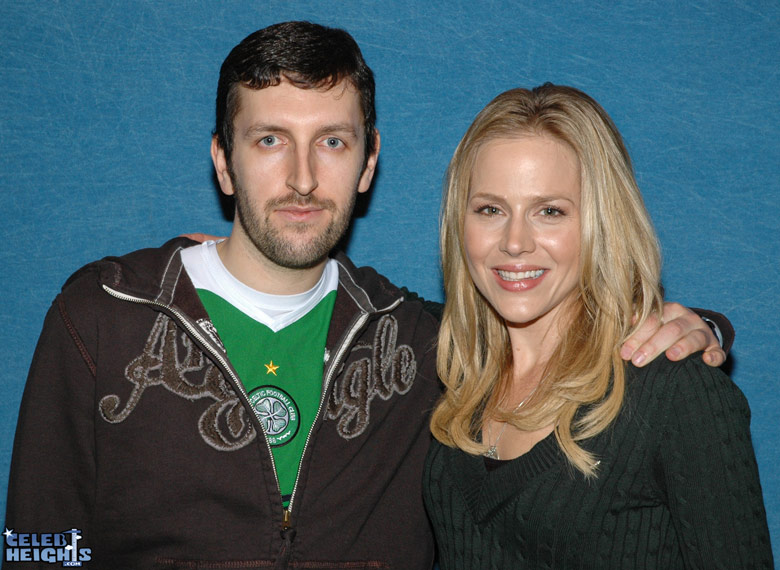 How tall is Julie Benz