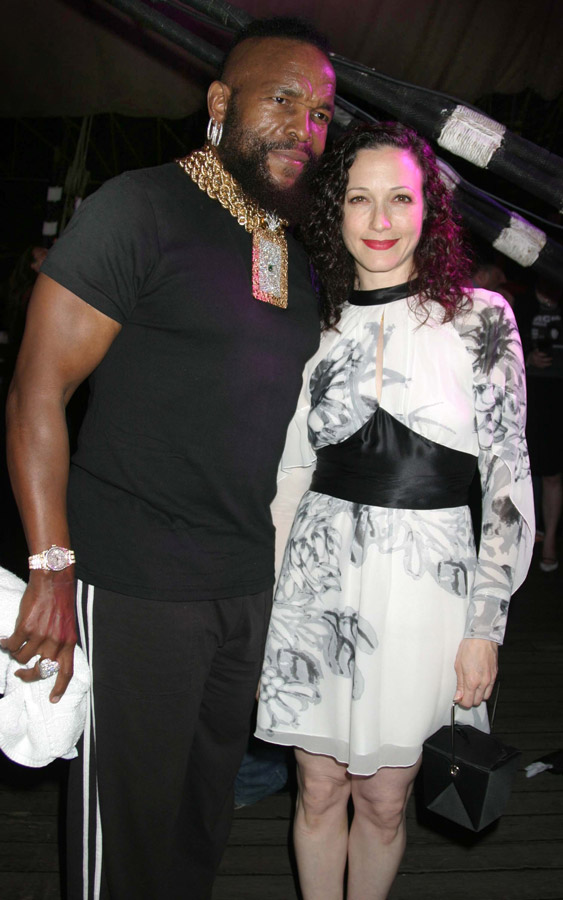 How tall is Bebe Neuwirth