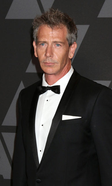 How tall is Ben Mendelsohn