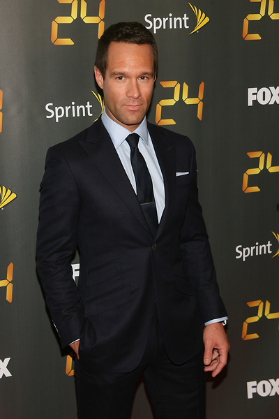 How tall is Chris Diamantopoulos