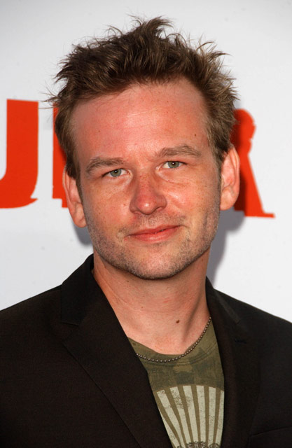 How tall is Dallas Roberts