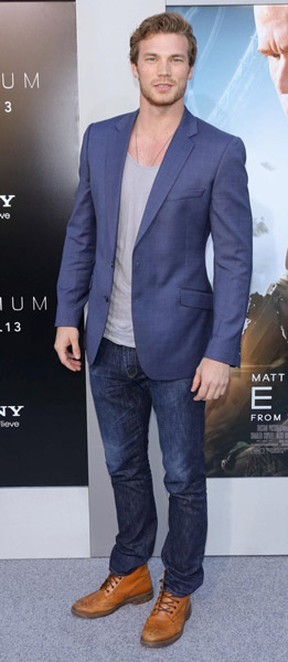 How tall is Derek Theler