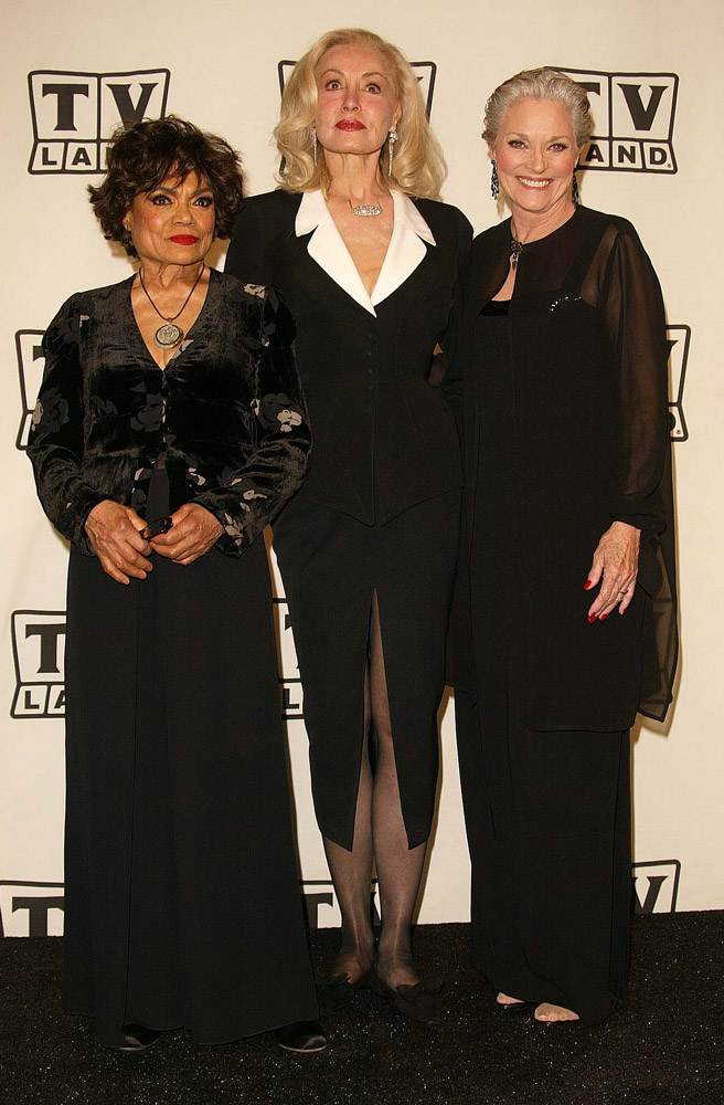 How tall is Eartha Kitt