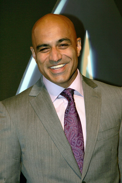 How tall is Faran Tahir