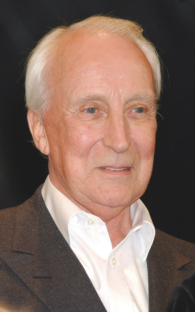 How tall is Ian Richardson