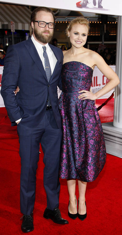 How tall is Joshua Leonard