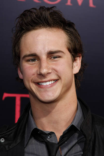 How tall is Kelly Blatz