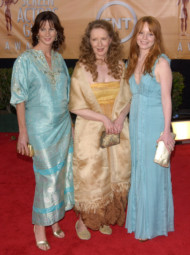 How tall is Lauren Ambrose