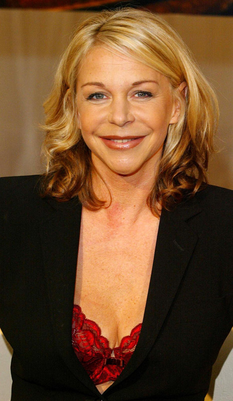 How tall is Leslie Ash