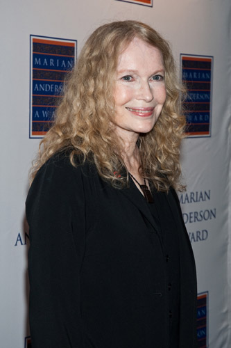 How tall is Mia Farrow