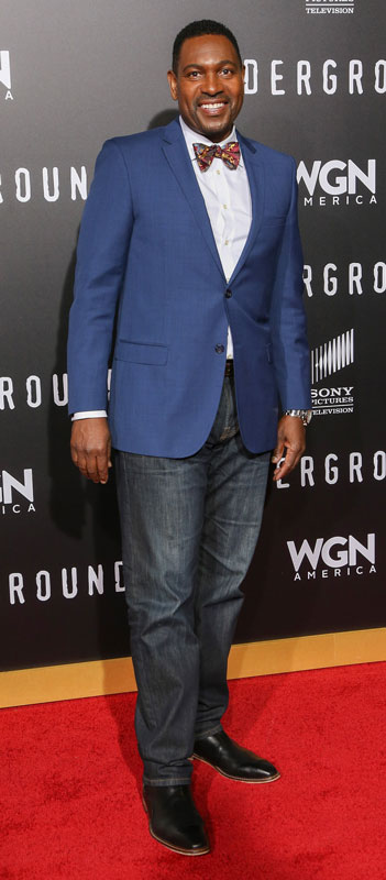 How tall is Mykelti Williamson