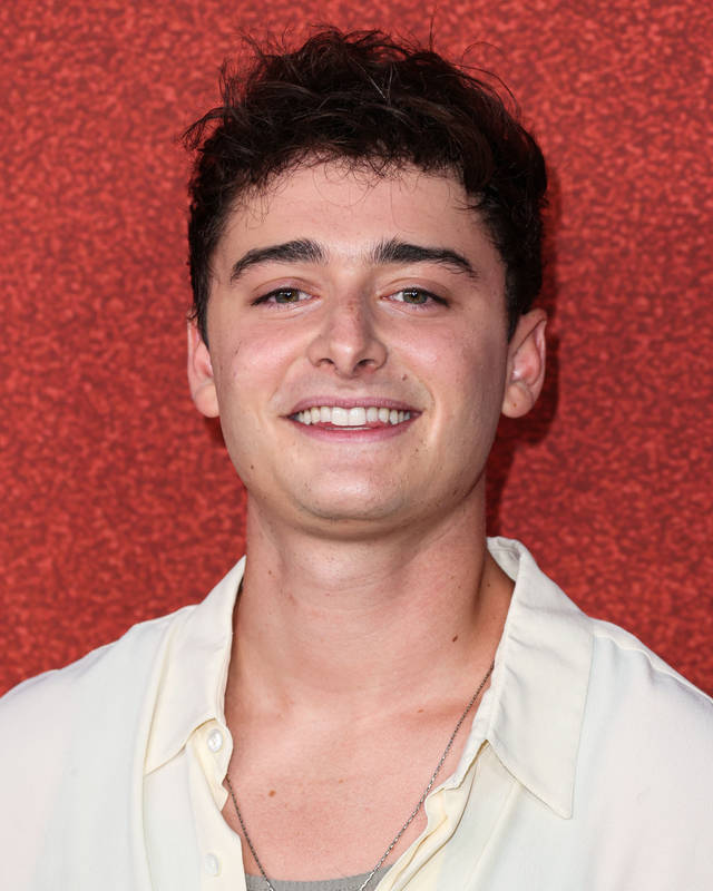 How tall is Noah Schnapp