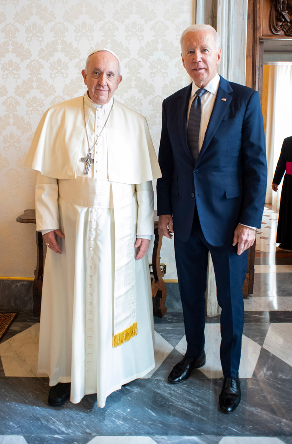 How tall is  Pope Francis