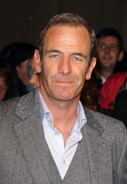 How tall is Robson Green