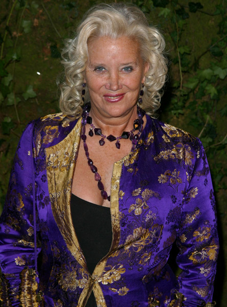 How tall is Sally Kirkland