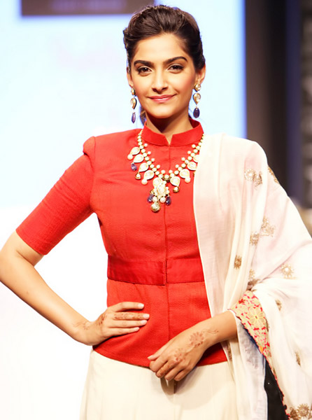 How tall is Sonam Kapoor