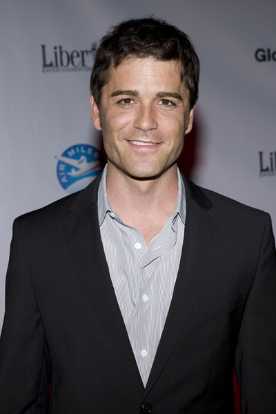 How tall is Yannick Bisson